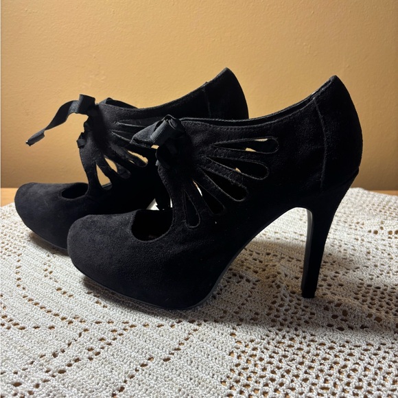 Newport News women’s black suede like 4 1/2 inch heels - size 9. - Picture 4 of 8